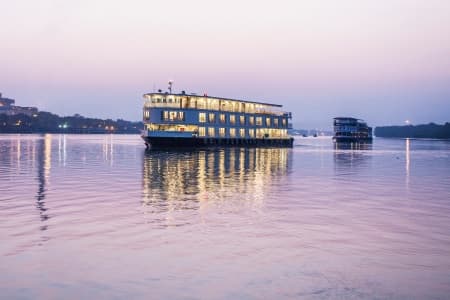 Cruise on the Ganges between Kolkata and Varanasi & the splendors of Rajasthan (port-to-port cruise)